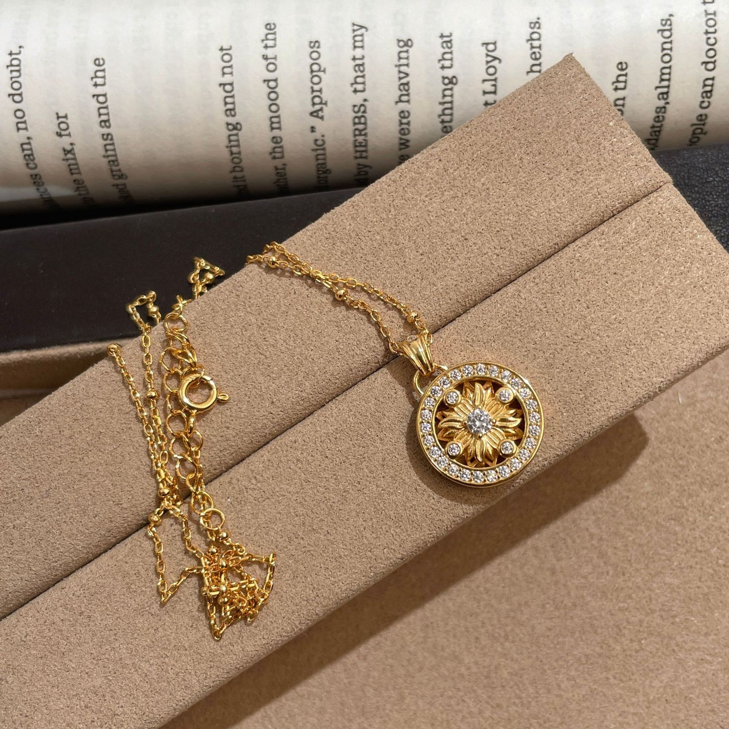 Light Luxury SUNFLOWER Round Necklace