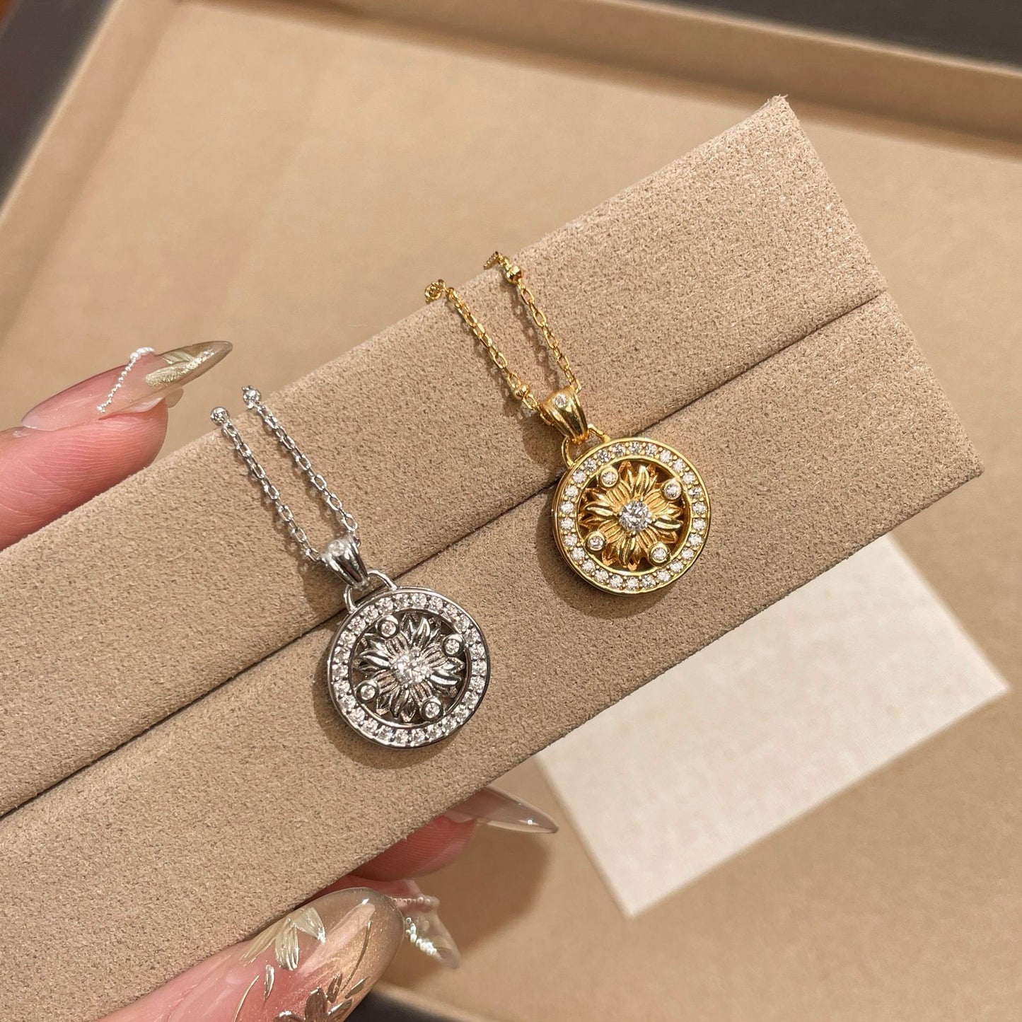 Light Luxury SUNFLOWER Round Necklace